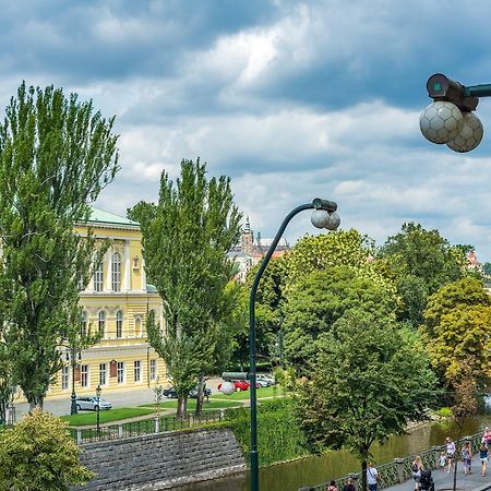 Riverside Apartment With A Balcony Praga Esterno foto