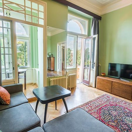 Riverside Apartment With A Balcony Praga Esterno foto