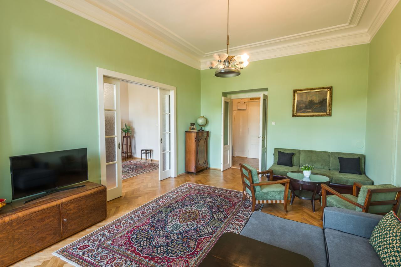Riverside Apartment With A Balcony Praga Esterno foto