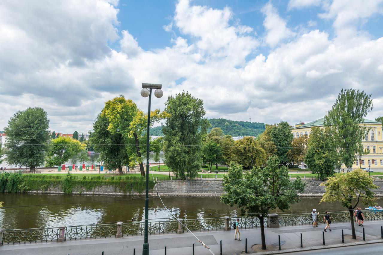Riverside Apartment With A Balcony Praga Esterno foto