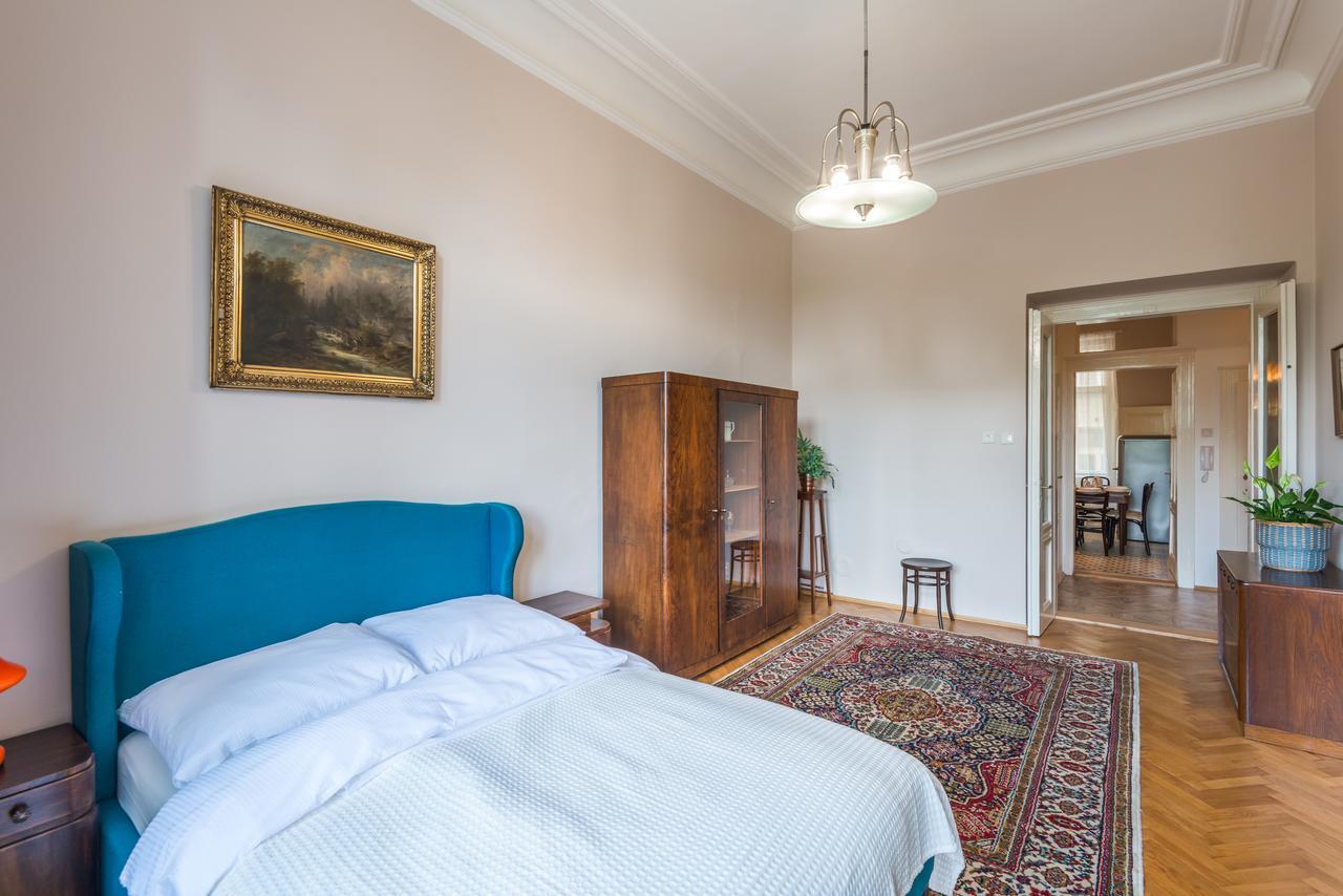 Riverside Apartment With A Balcony Praga Esterno foto