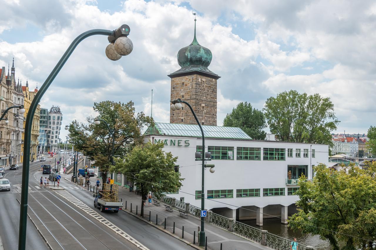 Riverside Apartment With A Balcony Praga Esterno foto