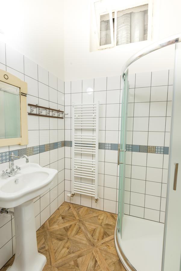 Riverside Apartment With A Balcony Praga Esterno foto