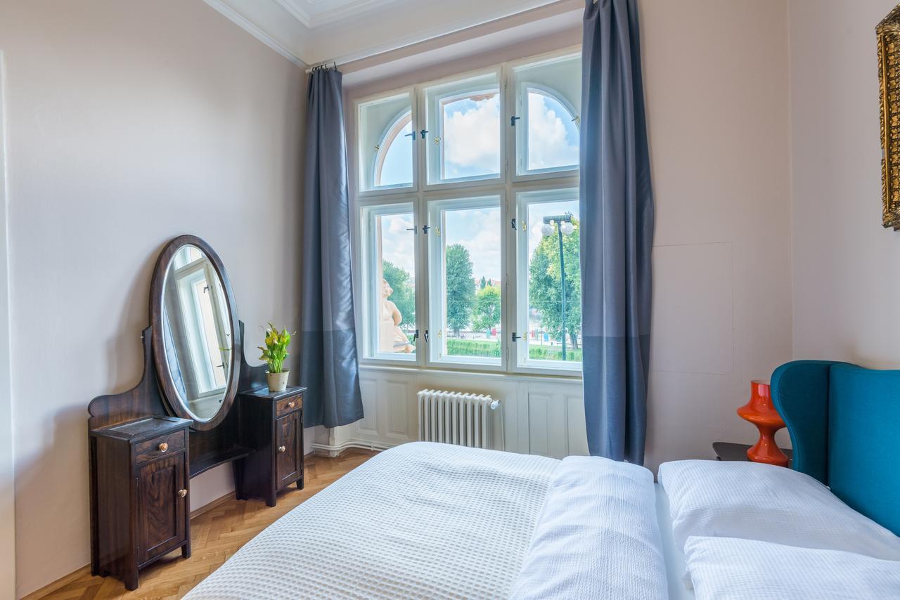 Riverside Apartment With A Balcony Praga Esterno foto