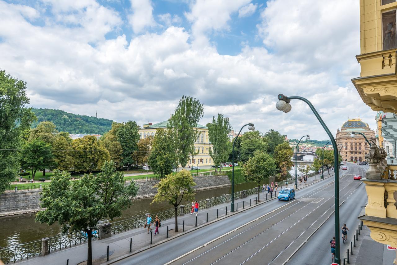 Riverside Apartment With A Balcony Praga Esterno foto