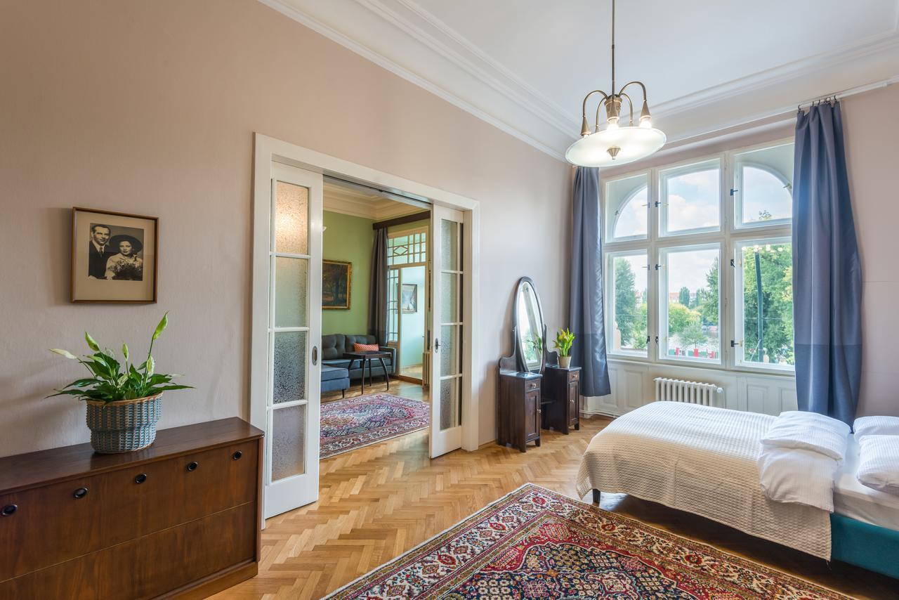 Riverside Apartment With A Balcony Praga Esterno foto