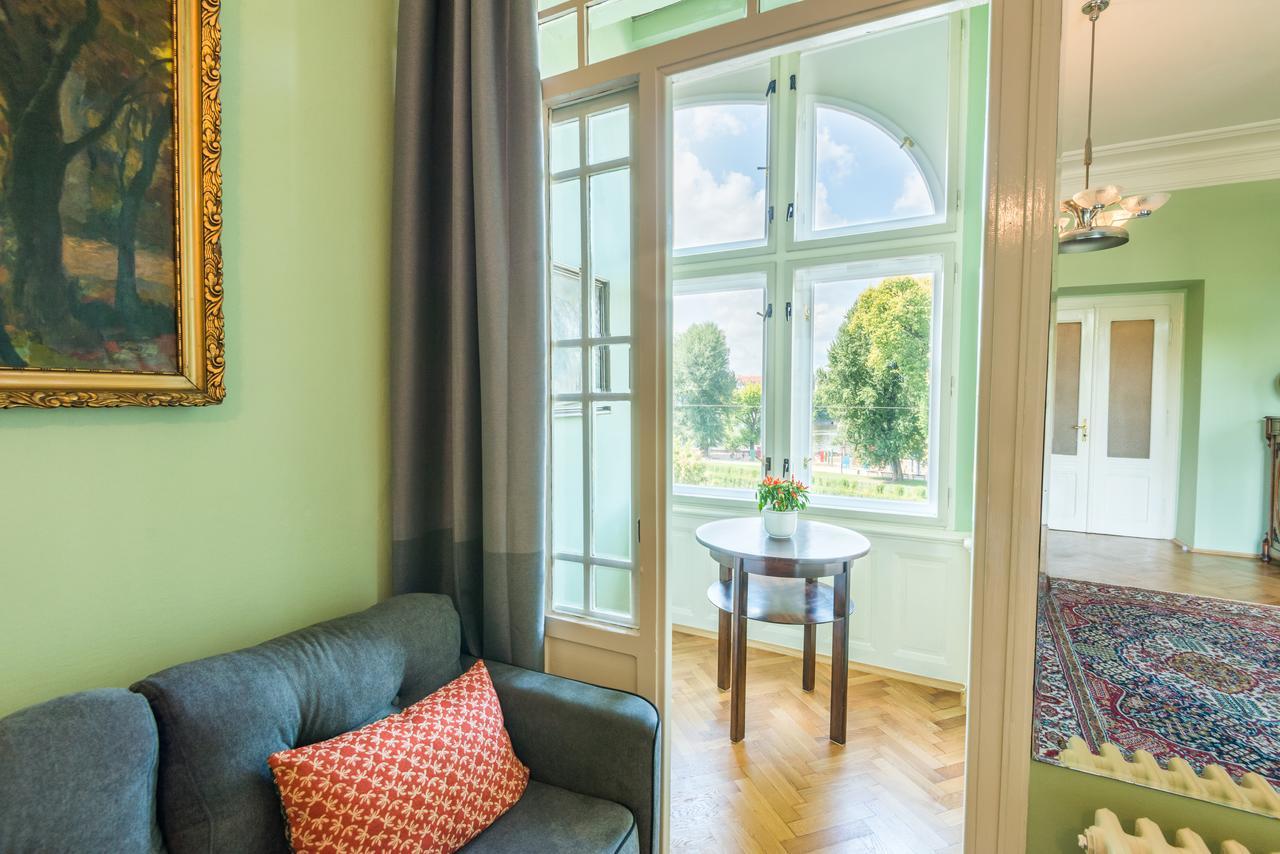 Riverside Apartment With A Balcony Praga Esterno foto