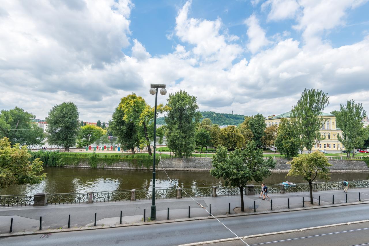 Riverside Apartment With A Balcony Praga Esterno foto